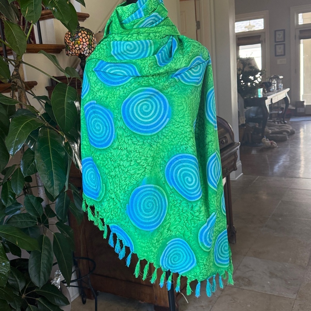 SCARF/WRAP ladies, vibrant, green and blue with tassels excellent condition - Picture 11 of 11